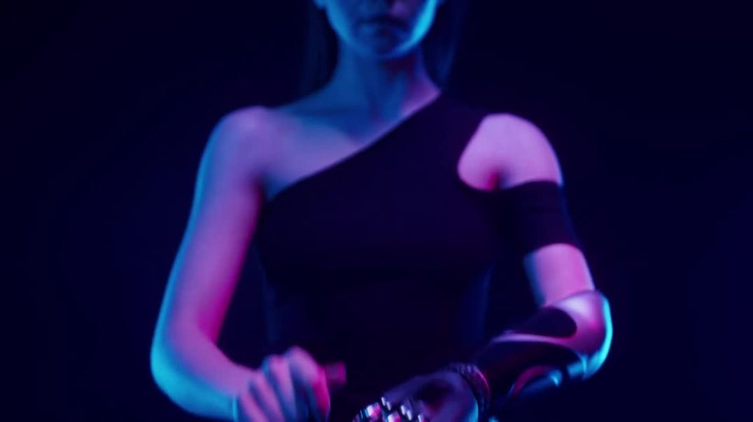 ⁣4K Hot Video Of Woman With Futuristic Technology On Her Artificial Arm _ GameR (1)